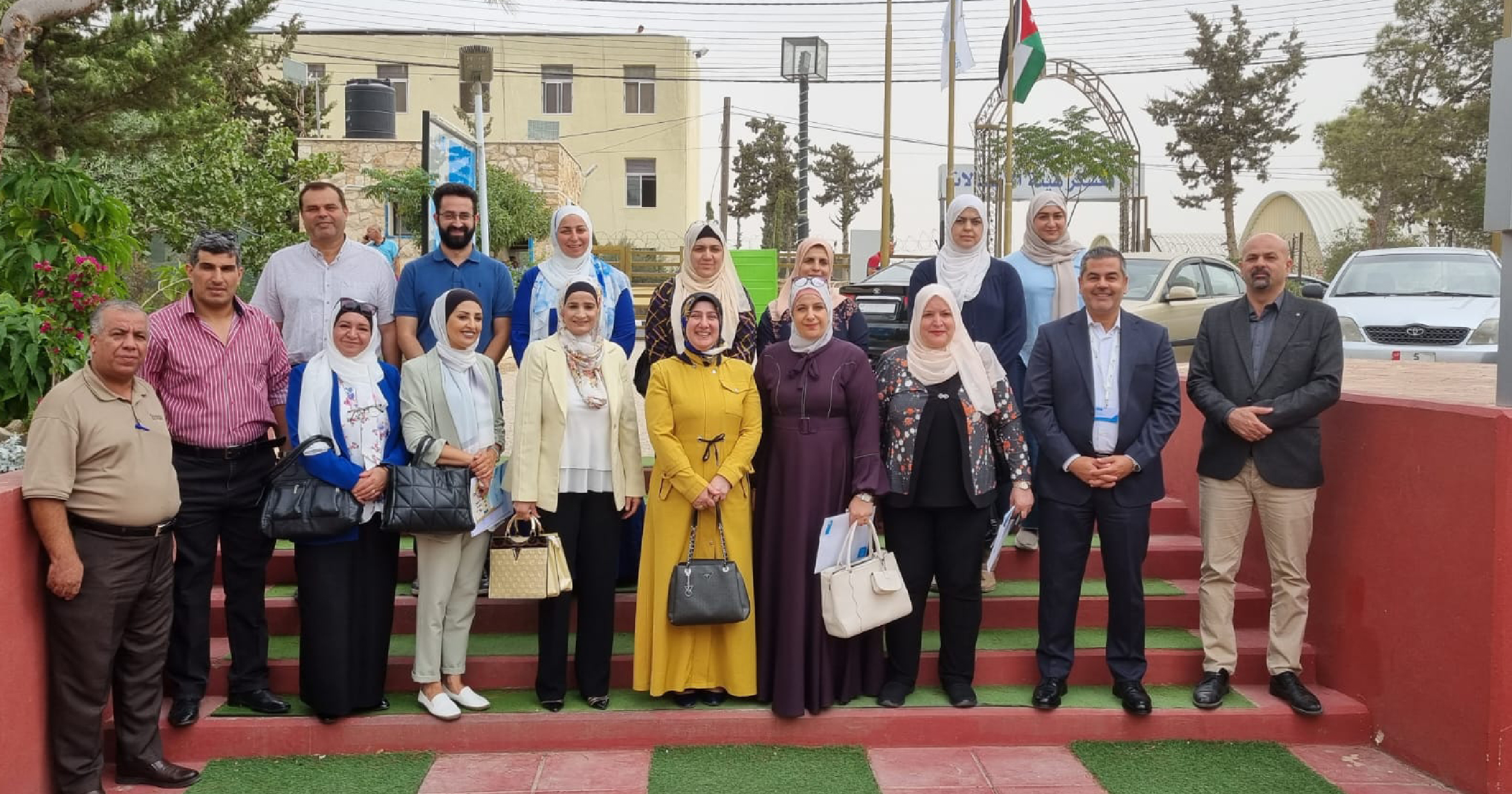 وفداً تربوياً تترأسه مديرة التربية والتعليم للواء ماركا يزور قرى الأطفال