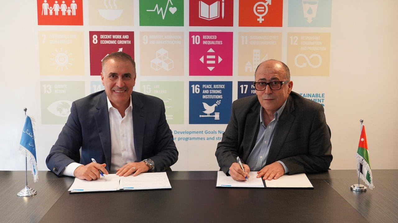 توقيع اتفاقية بين الحاج شرف الهياجنة وجمعية قرى الأطفال